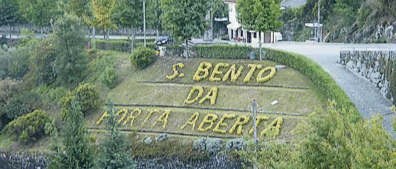 Cartel floral anunciando a Porta Aberta.