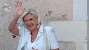 La líder de Agrupación Nacional, Marine Le Pen, saluda a un grupo de simpatizantes este miércoles en La Fleche.