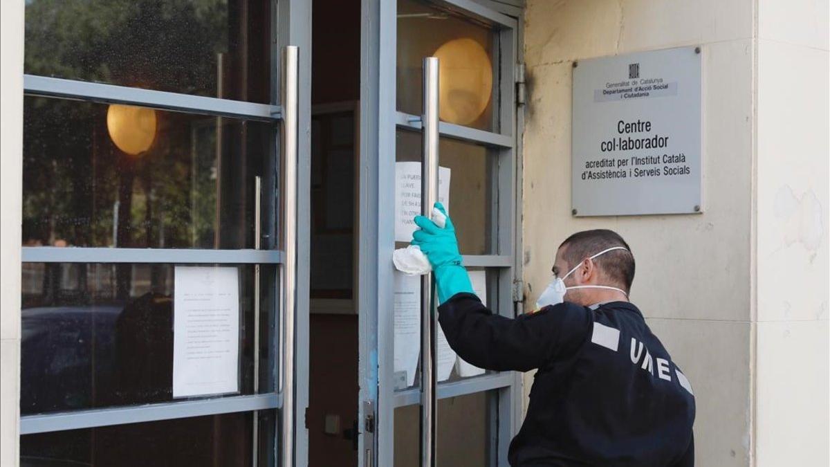 La UME desinfecta la residencia geriátrica Jericó en L'Hospitalet. cornavirus