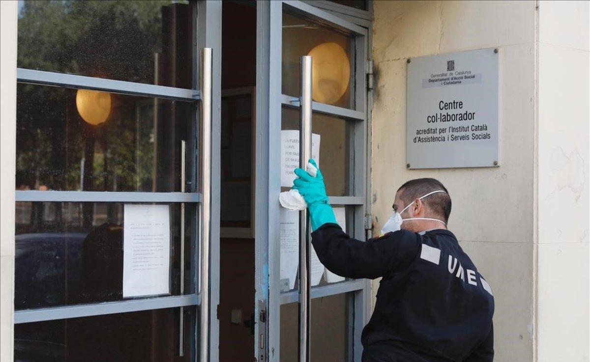 La UME desinfecta la residencia geriátrica Jericó en L’Hospitalet.