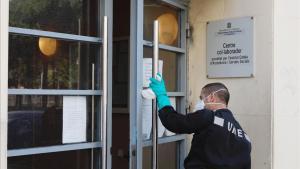 La UME desinfecta la residencia geriátrica Jericó en L’Hospitalet.