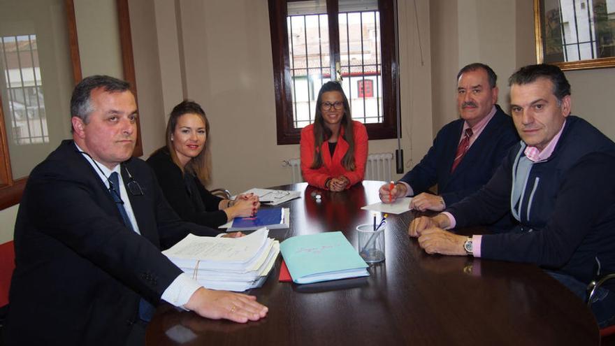 Cristina y Marta Panero, en la sede bancaria, tras formalizar el pago y formalizar la escritura, en Pola de Siero. f.t.