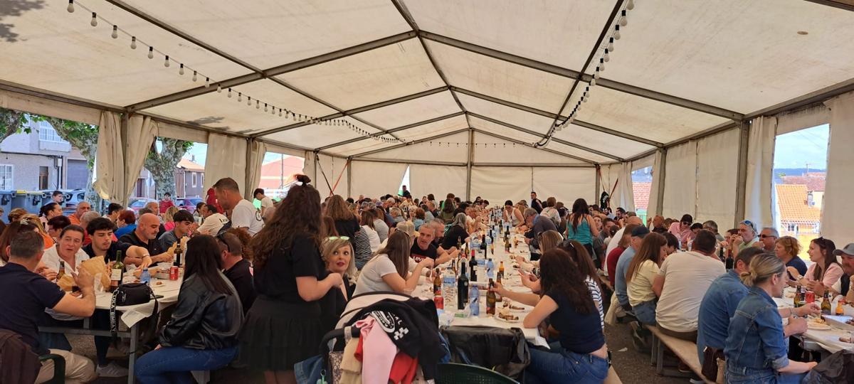 La fiesta celebrada bajo carpa en Sobradelo.