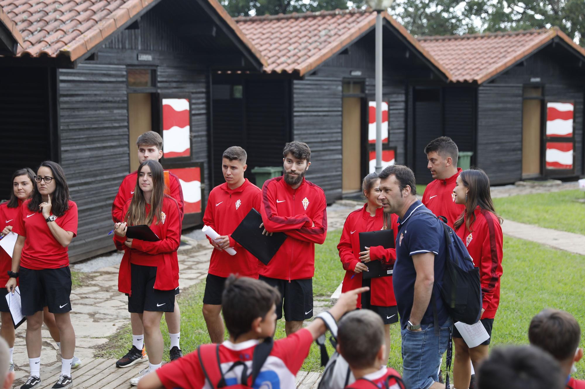 En imágenes: La escuela del fútbol del Sporting recibe a un centenar de jóvenes del primer turno del campus