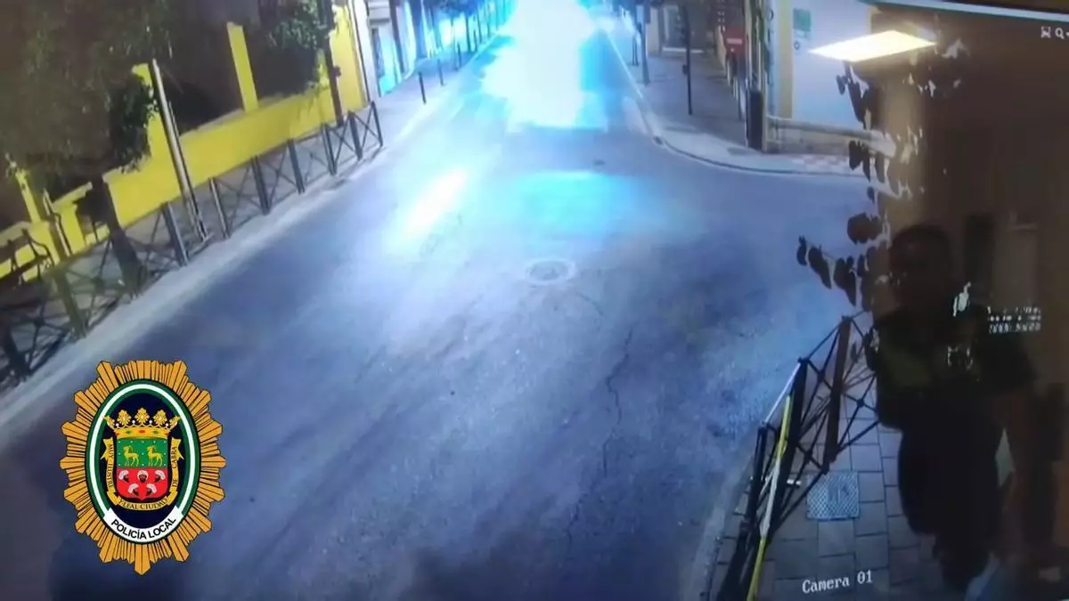 La Policía Local de Cabra pide ayuda para localizar al conductor de un coche que puso en peligro a varios agentes
