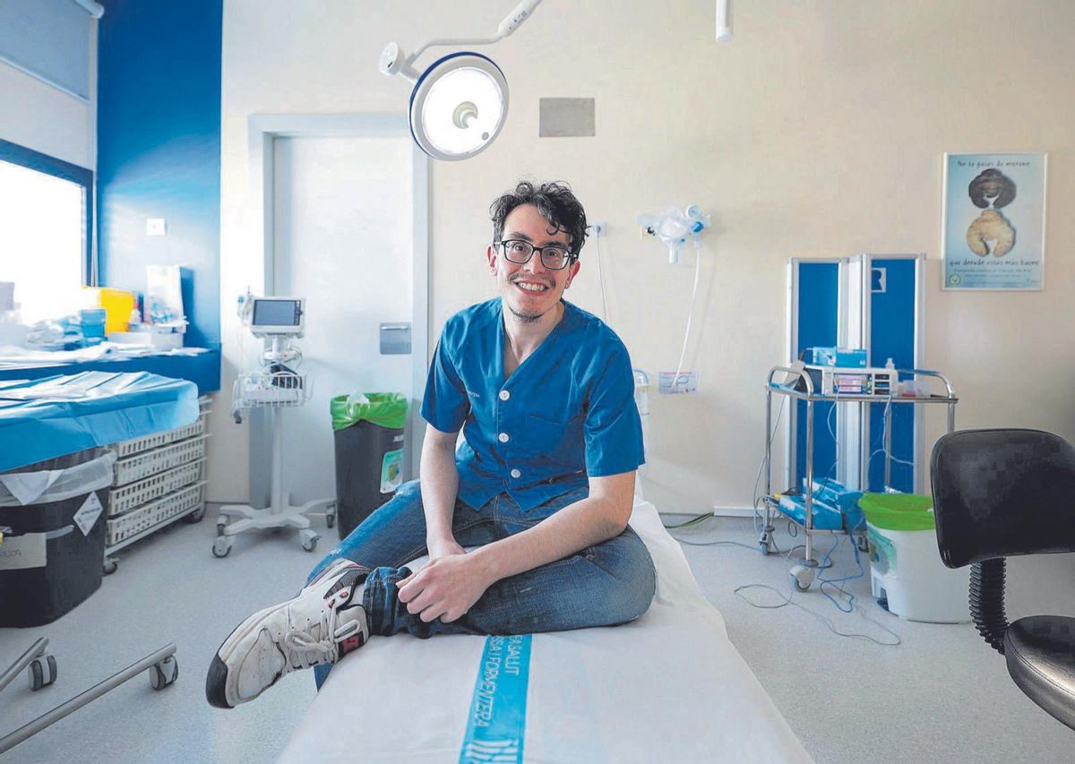 Daniel Virseda, en una consulta del servicio de Dermatología del Hospital Can Misses. | MARCELO SASTRE