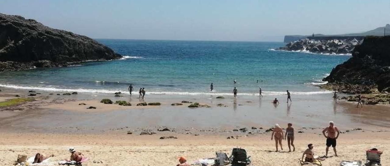 Usuarios ayer en la playa urbana de El Sablón de Llanes.