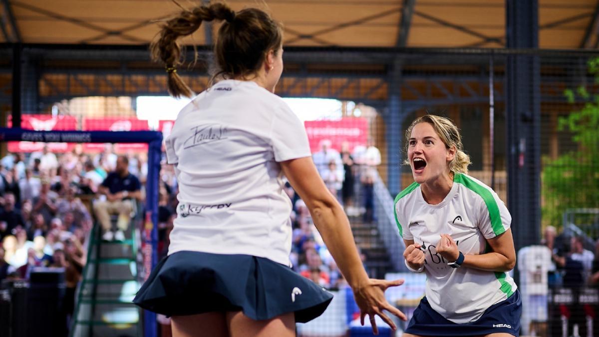 Paula y Ari celebran eufóricas el título