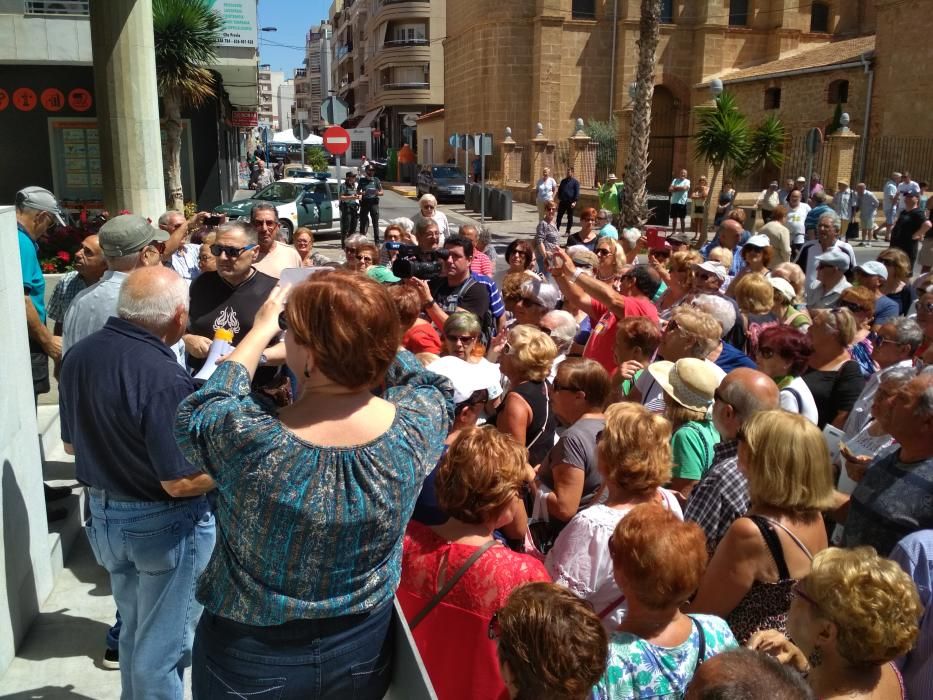 Unos 400 pensionistas piden la reapertura de las cafeterías de los centros de mayores en Torrevieja