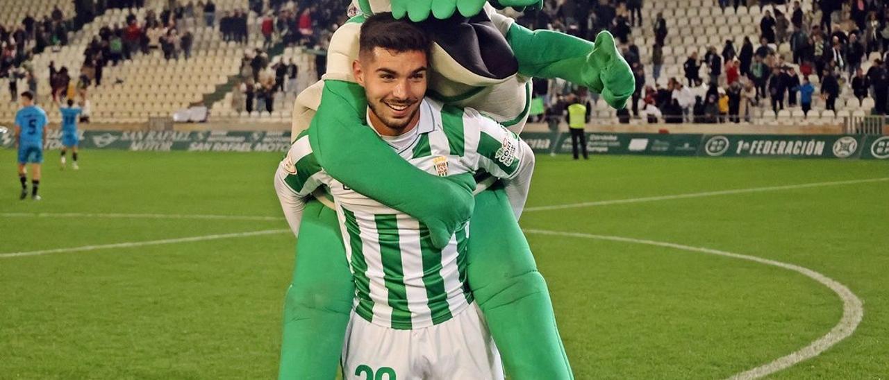 Óscar Jiménez, junto a Koki en la celebración del triunfo ante el Antequera en El Arcángel.