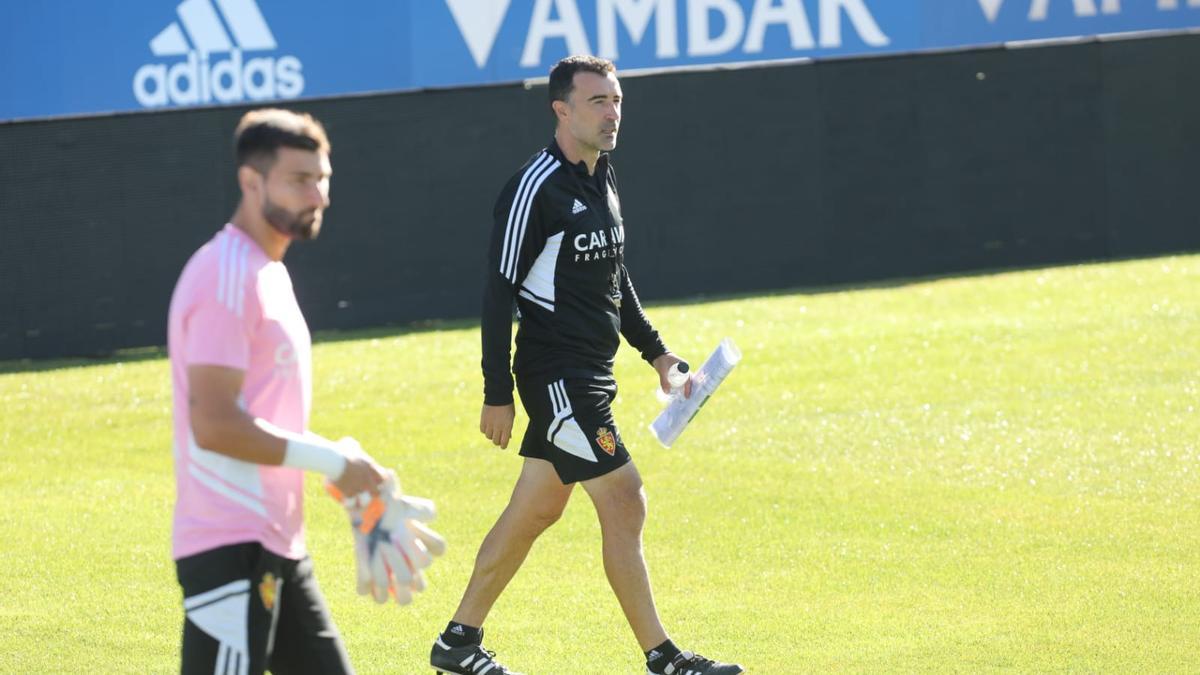 Juan Carlos Carcedo, en el entrenamiento de este viernes junto a Ratón en La Romareda.