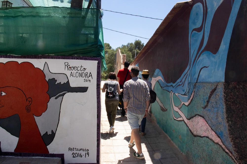 Más de doscientos murales en homenaje a Miguel Hernández engalanan el barrio de San Isidro de Orihuela