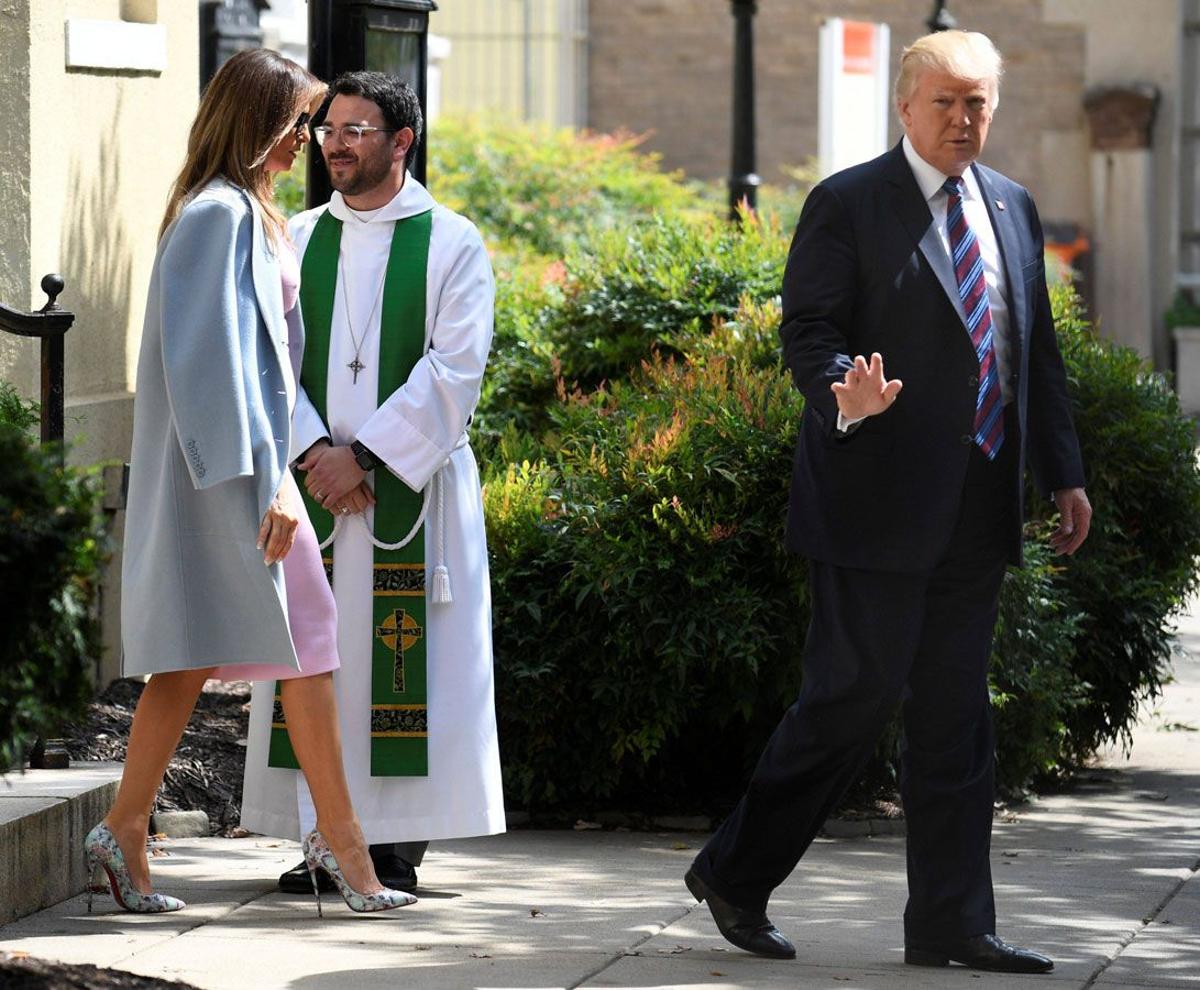 Melania Trump con vestido rosa, abrigo azul y zapatos de 'animal print' de Louboutin