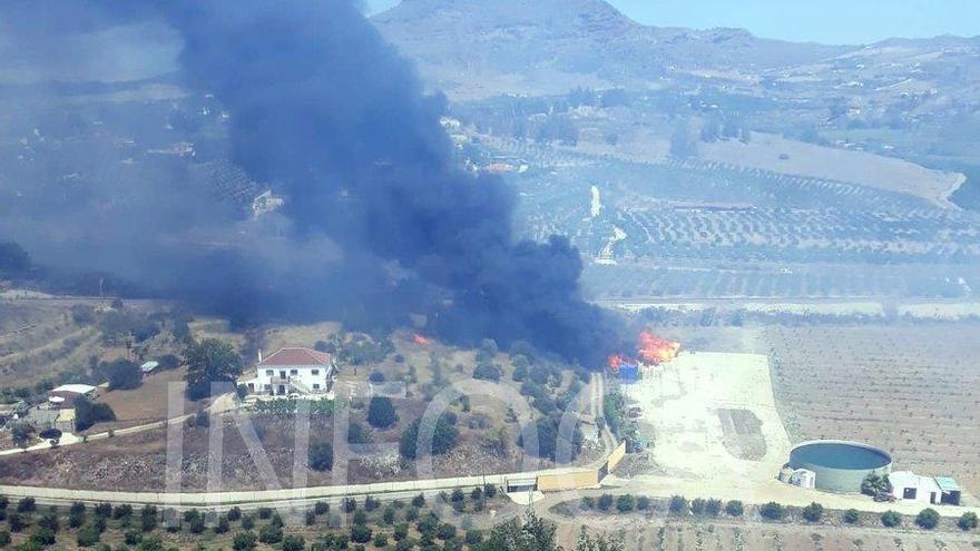 Una imagen aérea del fuego declarado en Cártama.