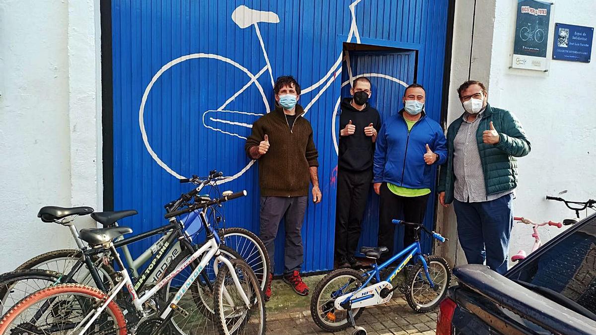 Donación de cuatro bicicletas al Col·lectiu Soterranya | L-EMV