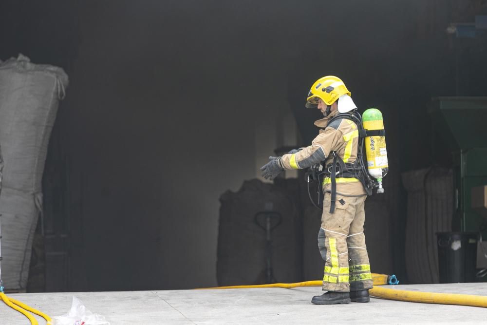 Incendi en una nau industrial de Riudellots