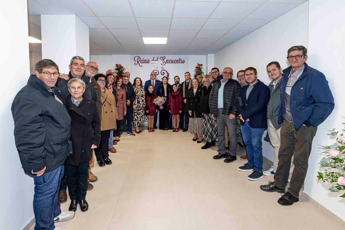 La Reina del Encuentro acompañada de familiares y amigos de la hermandad.