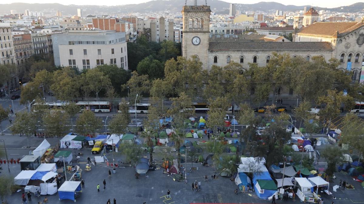 Acampada frente a la Universitat de Barcelona en protesta por la sentencia del 1-O.