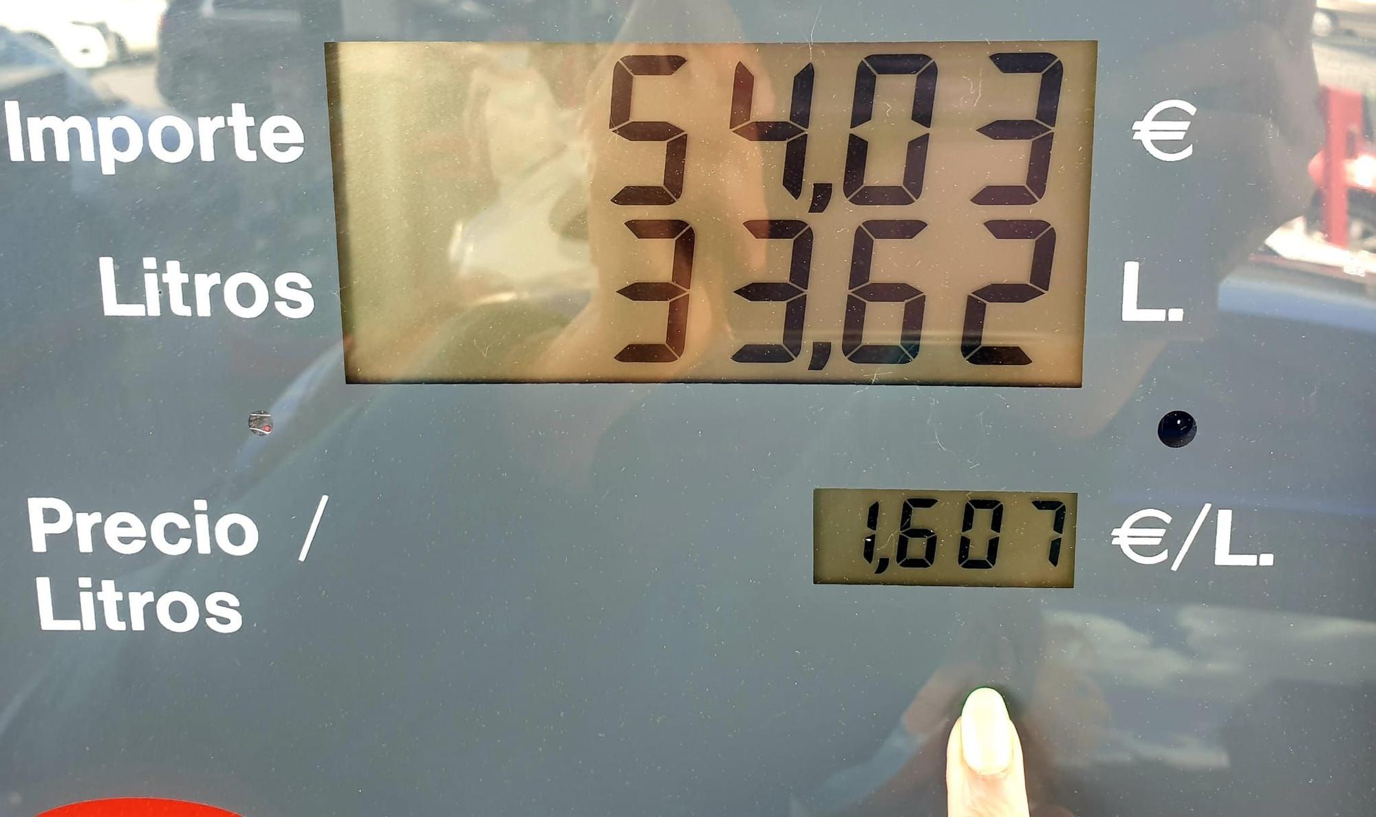 Colas en las gasolineras el primer día del bono al combustible