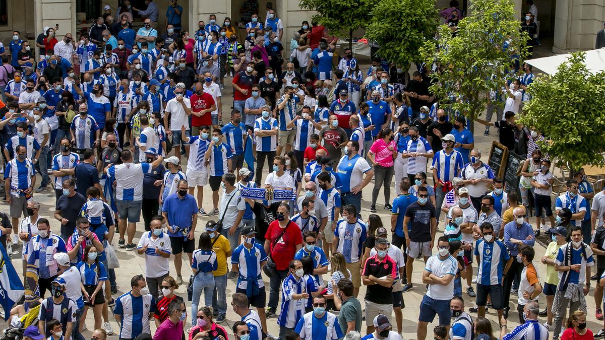 La afición del Hércules protesta por la mala situación del club