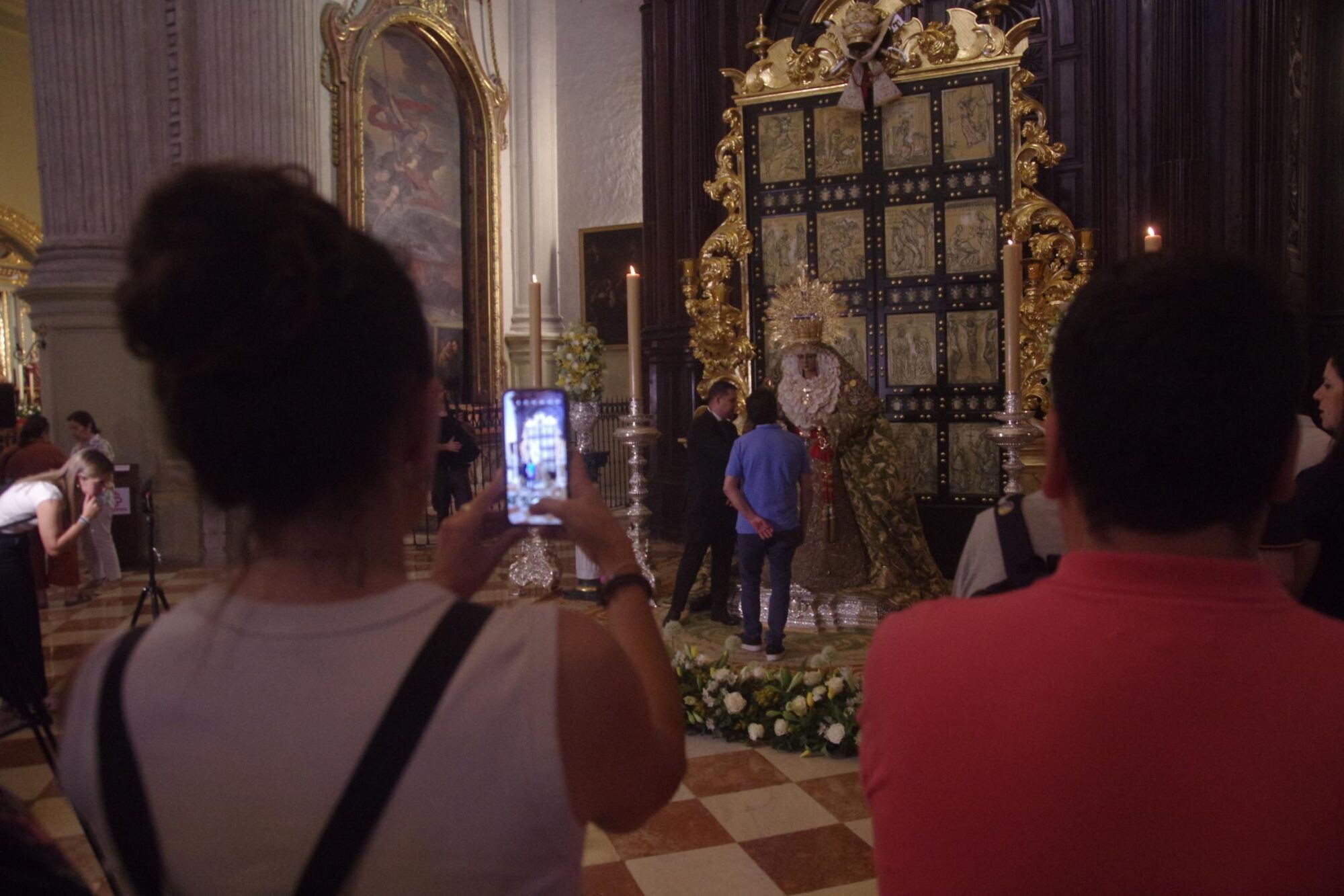 Besamanos a la Virgen de la Esperanza en la Catedral de Málaga tras participar en la procesión de Roma