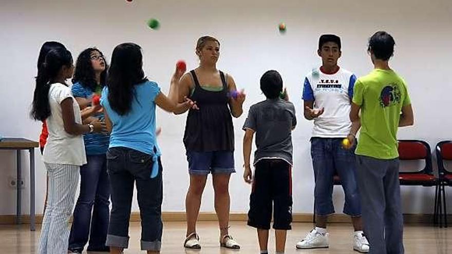 Jóvenes haciendo malabares en un taller de «Doce17».