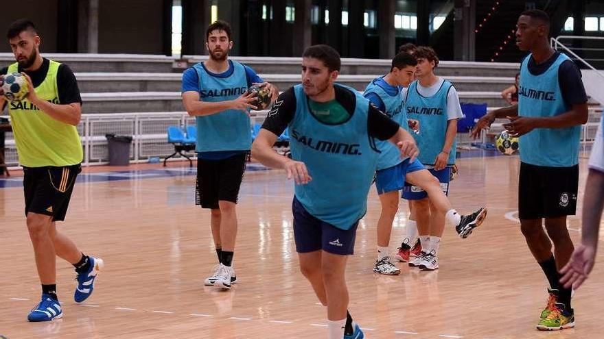 Iván Fernández después de realizar un lanzamiento durante un entrenamiento. // Rafa Vázquez