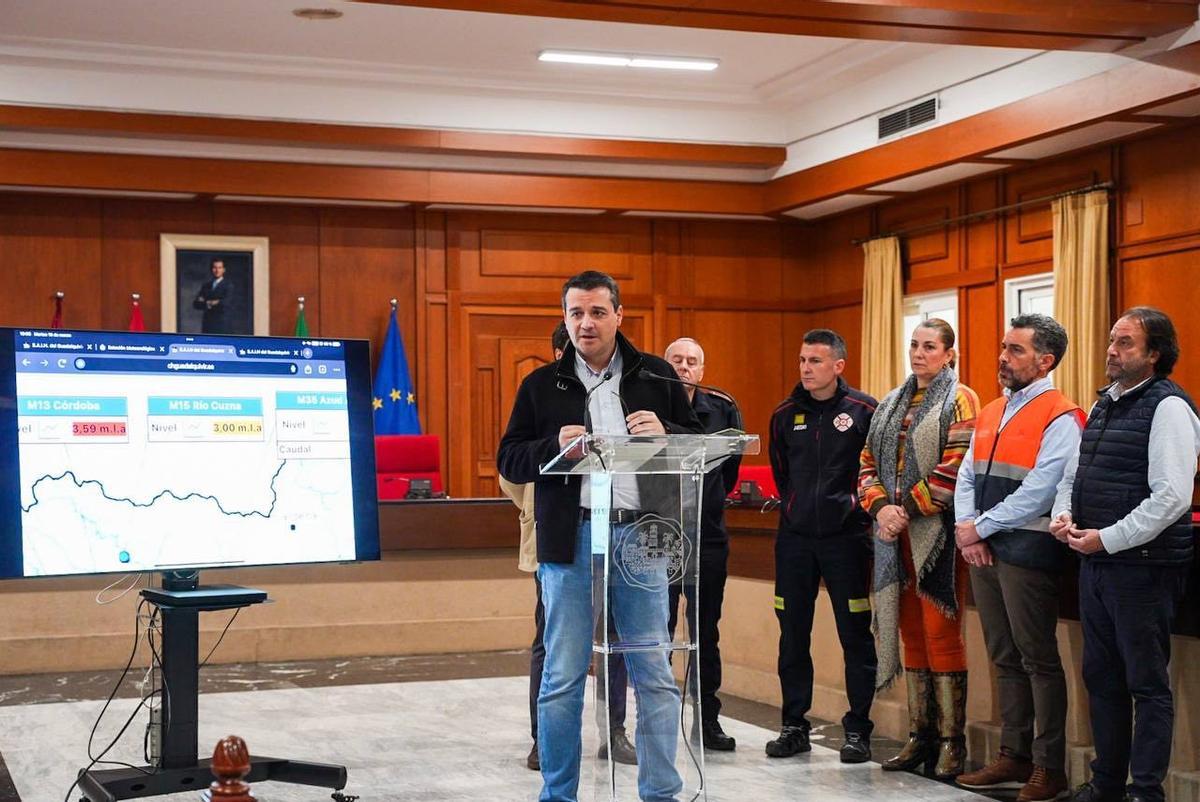 El alcalde, José María Bellido, en la rueda de prensa de este martes.