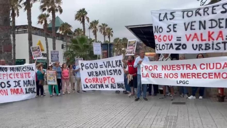 Silbatos y quejas vecinales a las puertas del Auditorio durante los Honores y Distinciones de Las Palmas de Gran Canaria