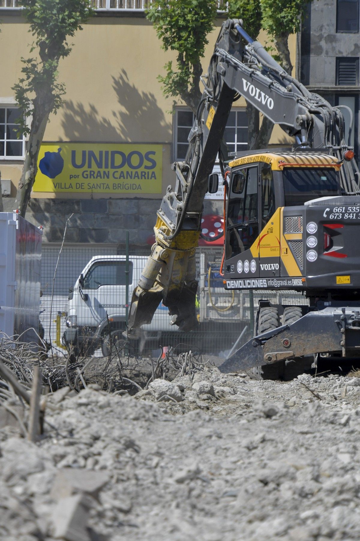 Así continúa el derribo del mamotreto de Santa Brígida