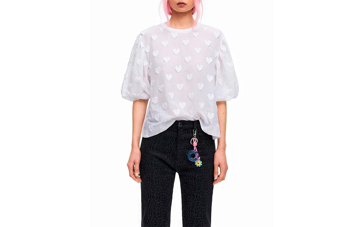 Camisa con bordados de corazones