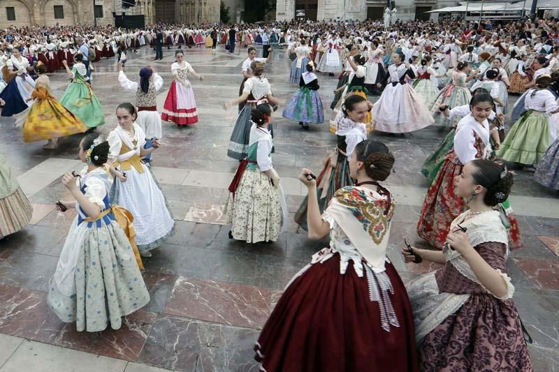 Dansà infantil en la plaza de la Virgen