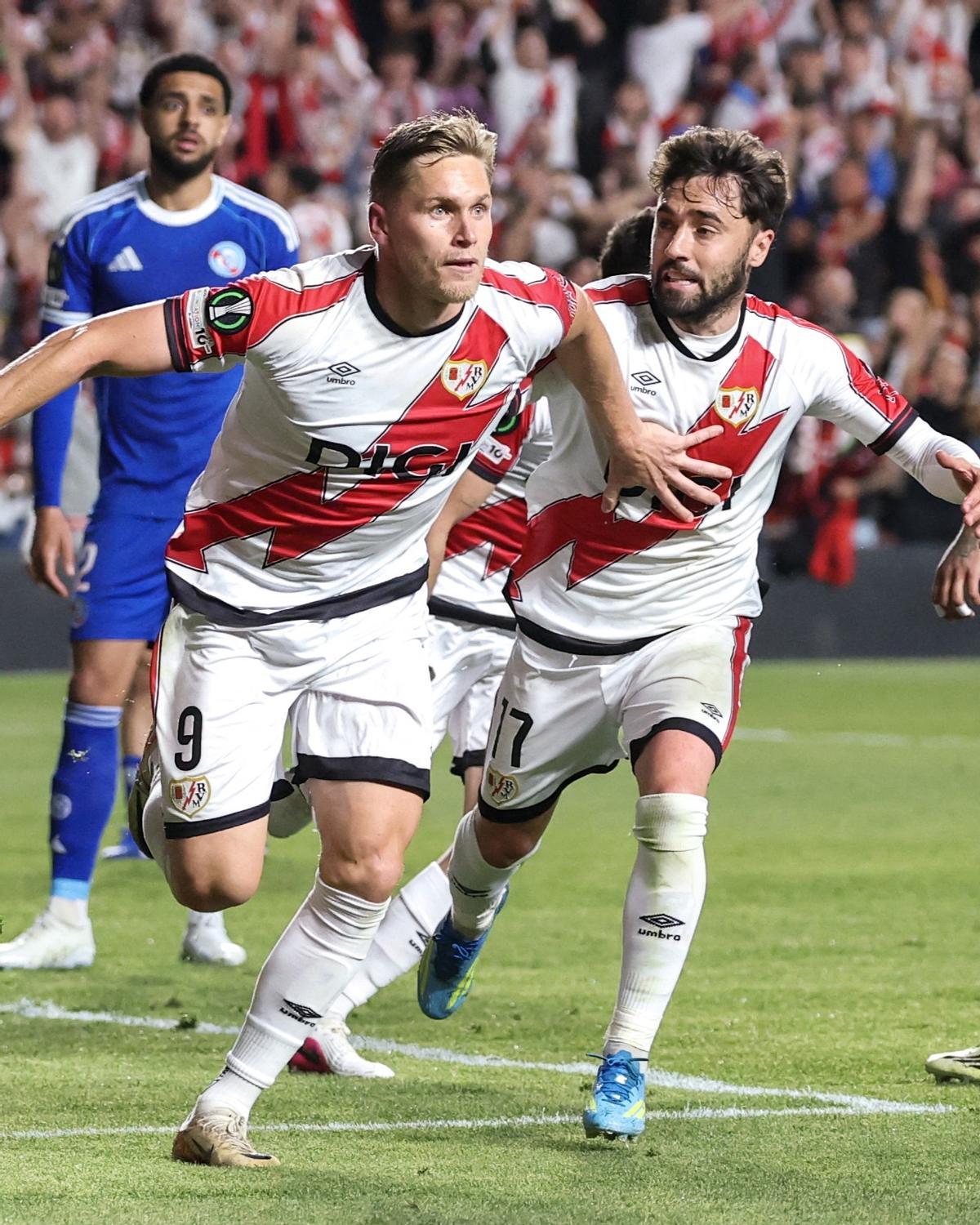 Alemao celebra su gol junto a Unai López.