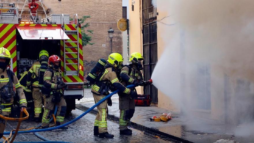 Dos hombres sufren quemadores e intoxicaciones en un incendio en Requena