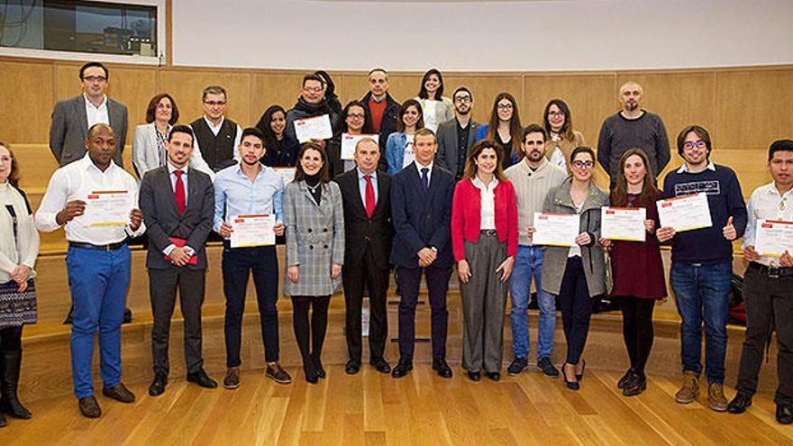 Los estudiantes con sus credenciales, junto a Llopis y Martí, en el centro.