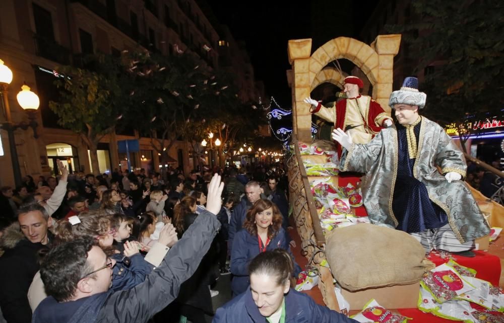 Los carteros reales desfilan por Alicante