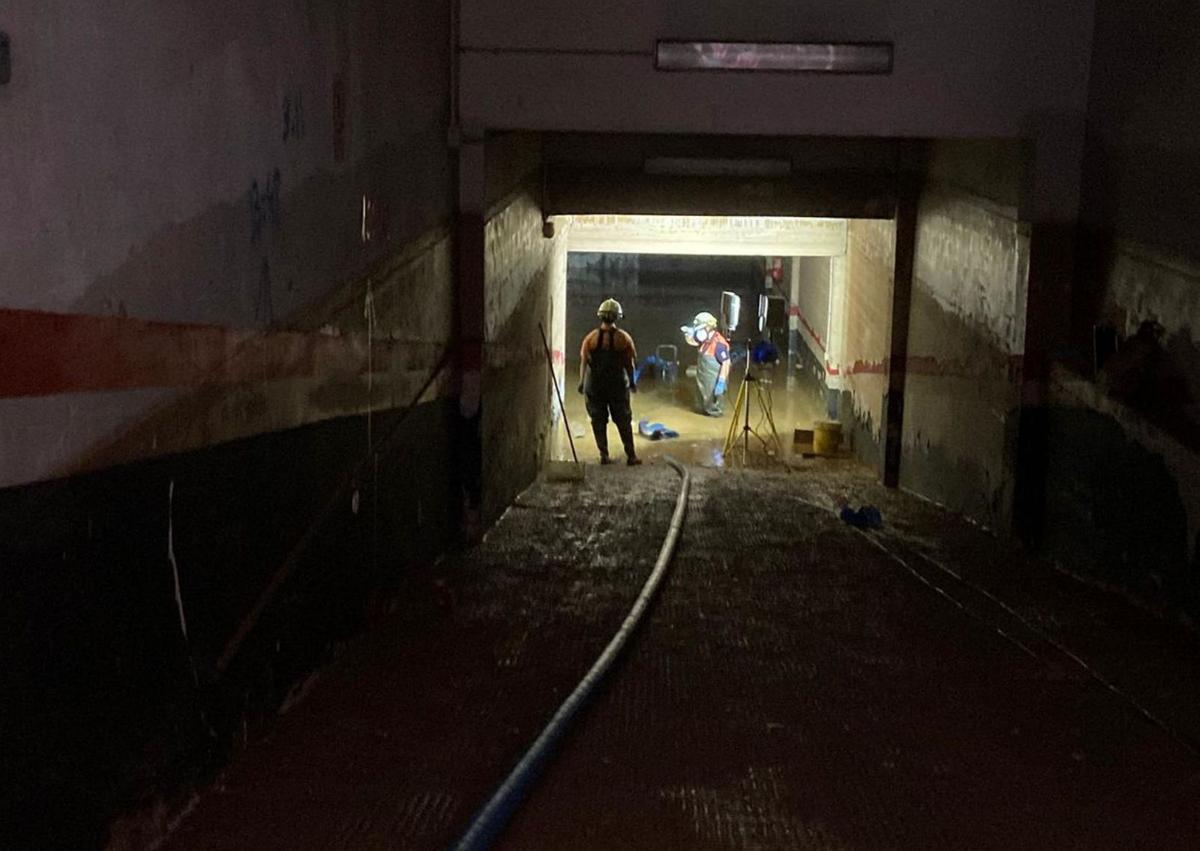 Los cangueses, achicando agua de un garaje en el que no aparecieron fallecidos.