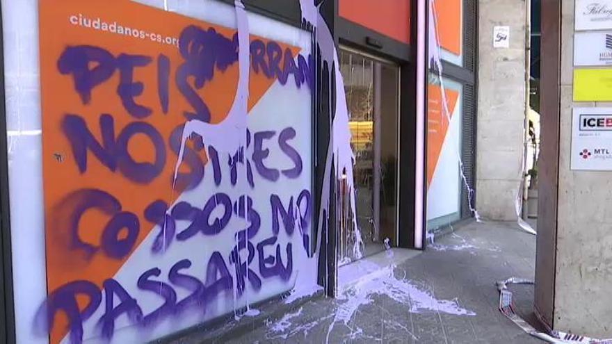 La sede de Ciudadanos en Barcelona aparece con pintadas y cristales rotos