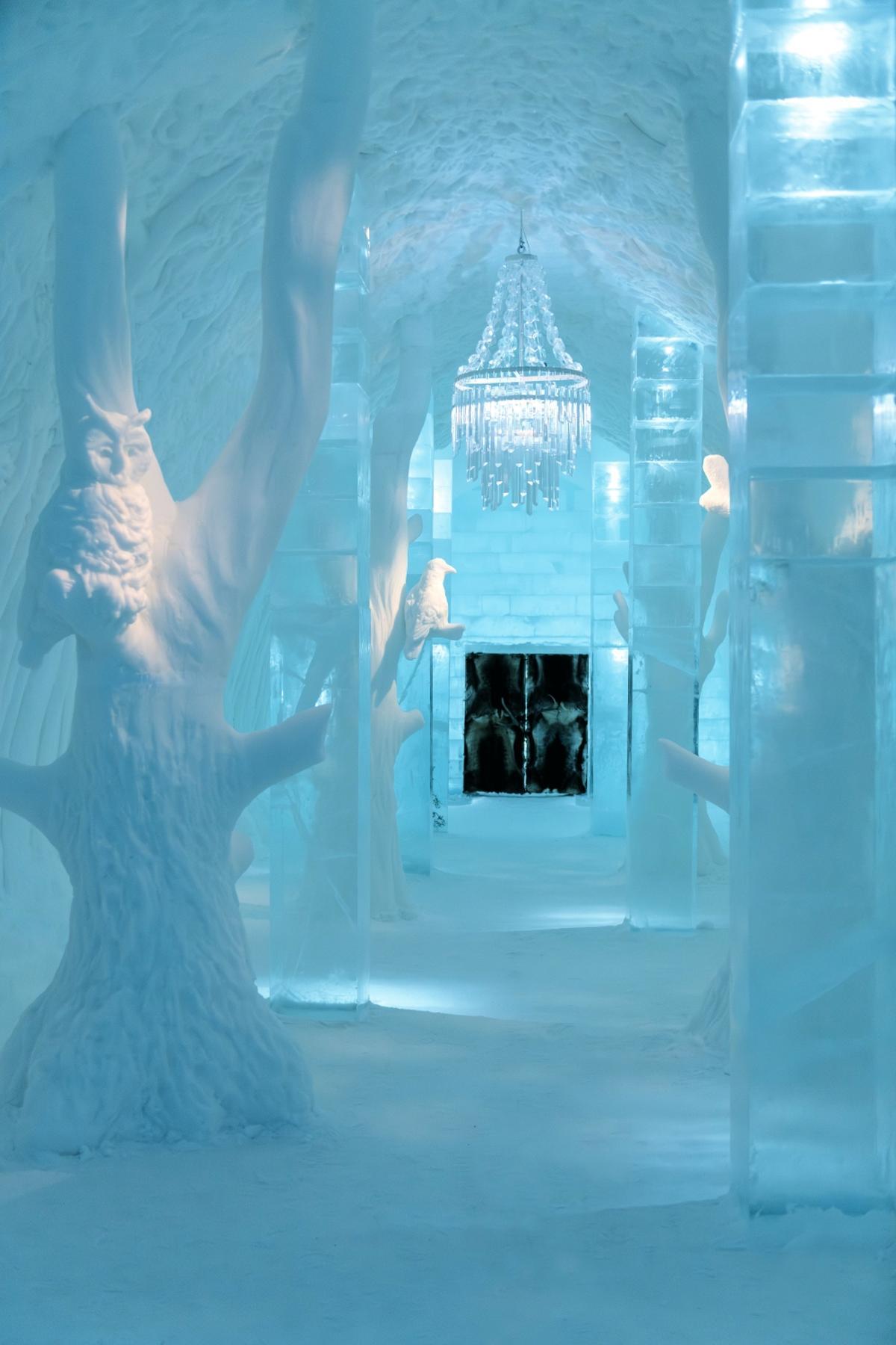 Chimenea en una de las suites del Hotel de Glace.