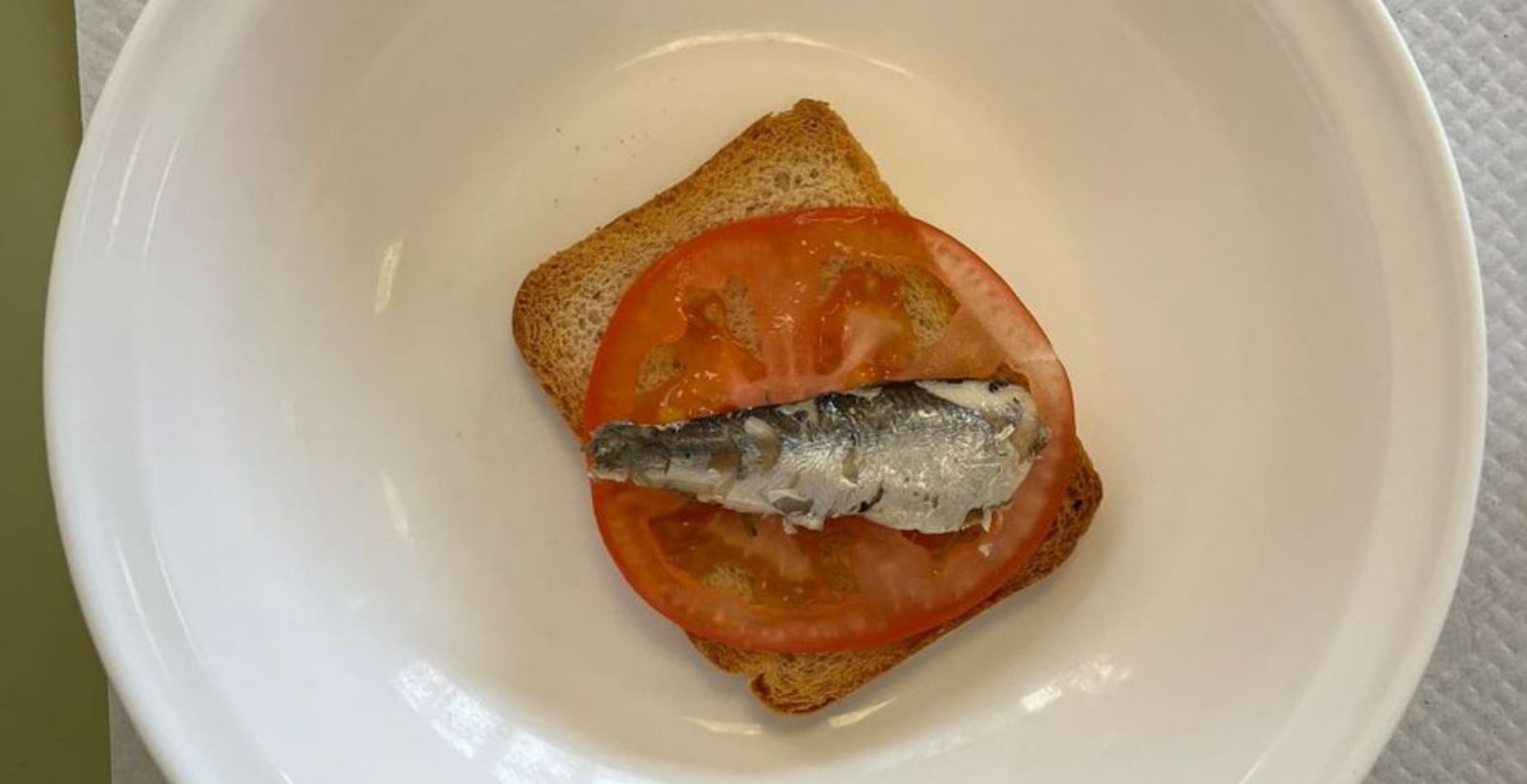 Un “escaso” primer plato de un menú en un colegio moañés. |  FDV