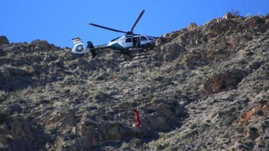 Un helicóptero de la Benemérita recupera el cuerpo del hombre.