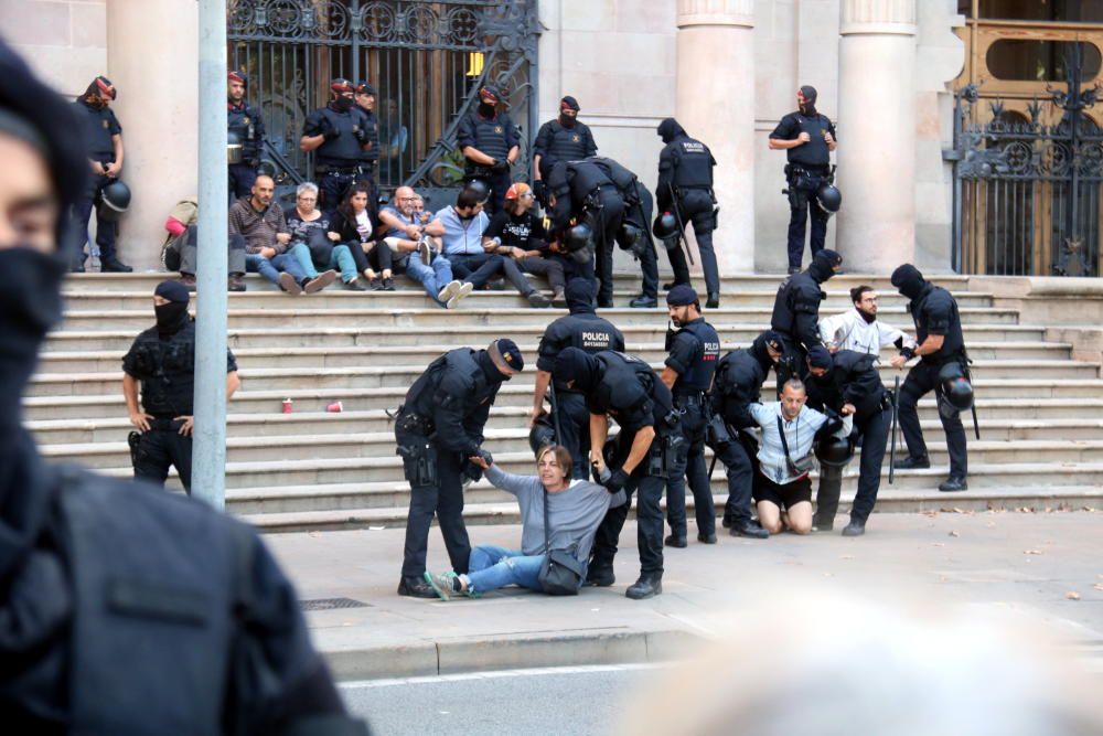 Els Mossos desallotgen els membres dels CDR que hi