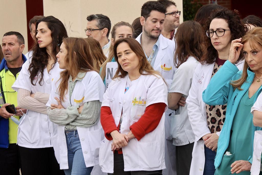 La protesta de los médicos contra el Estatuto Marco de Sanidad a las puertas de la Arrixaca, en imágenes