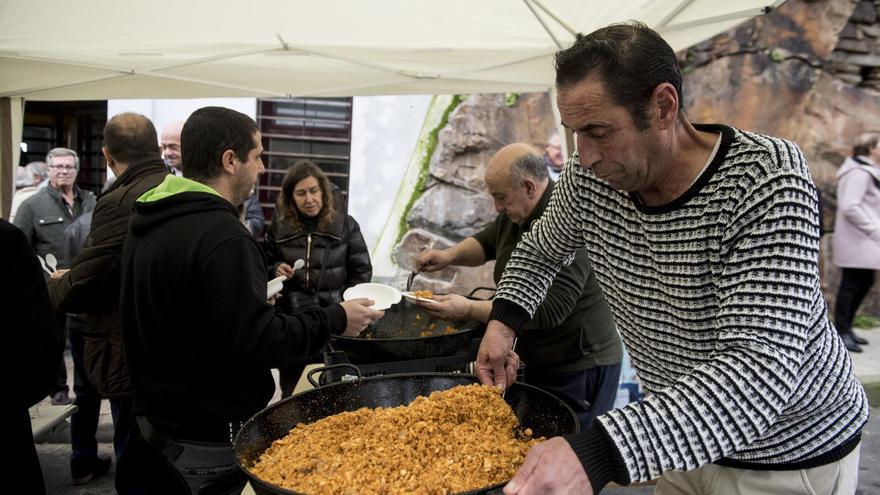 Galería | 24 kilos de migas para los vecinos de Antonio Canales de Cáceres