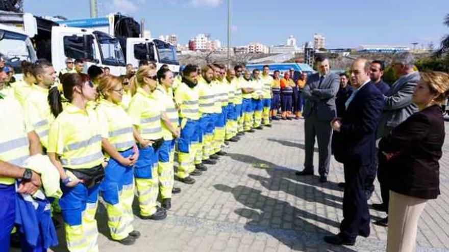 El alcalde Juan José Cardona, entre Carmen Guerra y Óscar Mata, saluda a los operarios de limpieza, ayer, en el parque e Las Rehoyas. | laprovincia/dlp