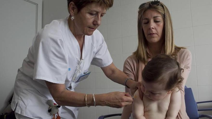 Sanidad modifica el calendario de vacunación para los niños nacidos en 2017