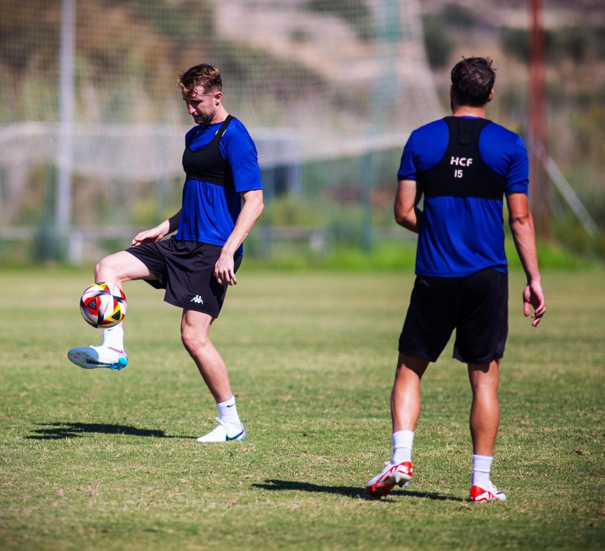 Ryan Nolan y Carlos de la Nava, de espaldas, en el último entrenamiento previo al viaje a Sagunto.