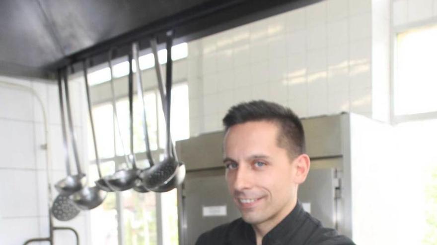Carlos González, en la cocina de la Escuela de Hostelería.