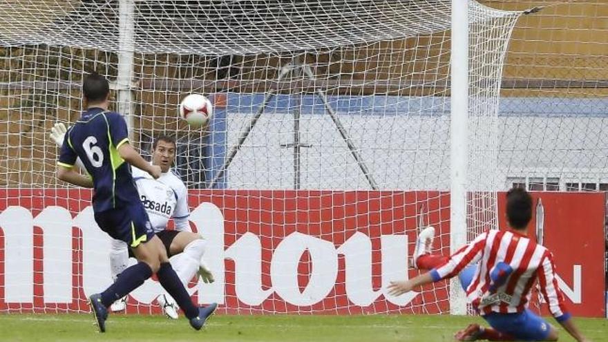 Saavedra (número 6) y Rafa Ponzo no pueden impedir el gol de Gerard, el segundo del Atlético de Madrid B.