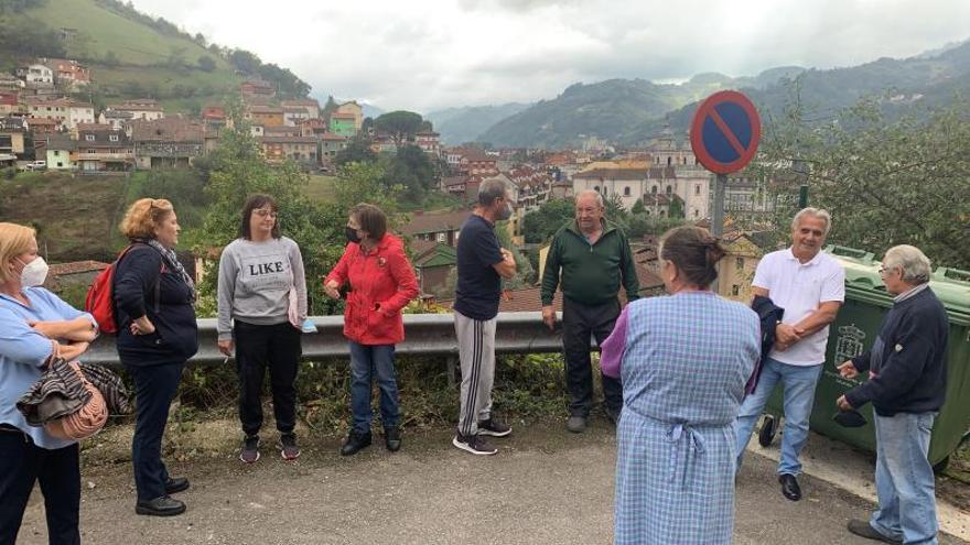 Gloria Muñoz, a la izquierda, junto a un grupo de vecinos en Zarramín.